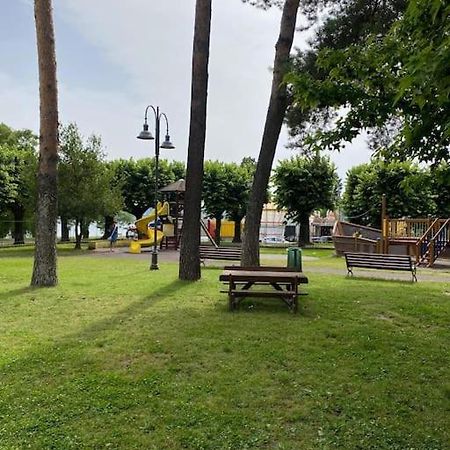 La Casa Nel Borgo Lägenhet Angera Exteriör bild