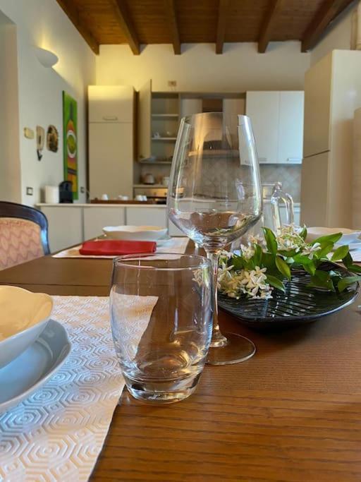La Casa Nel Borgo Lägenhet Angera Exteriör bild