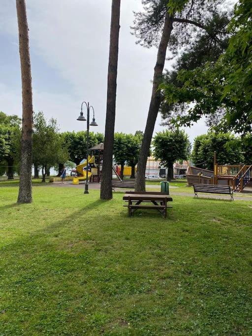 La Casa Nel Borgo Lägenhet Angera Exteriör bild