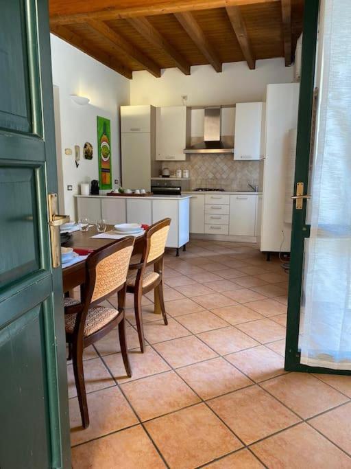 La Casa Nel Borgo Lägenhet Angera Exteriör bild