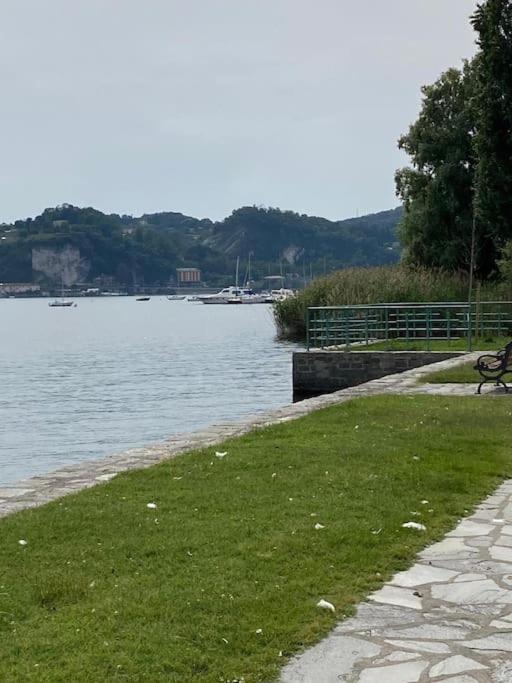 La Casa Nel Borgo Lägenhet Angera Exteriör bild