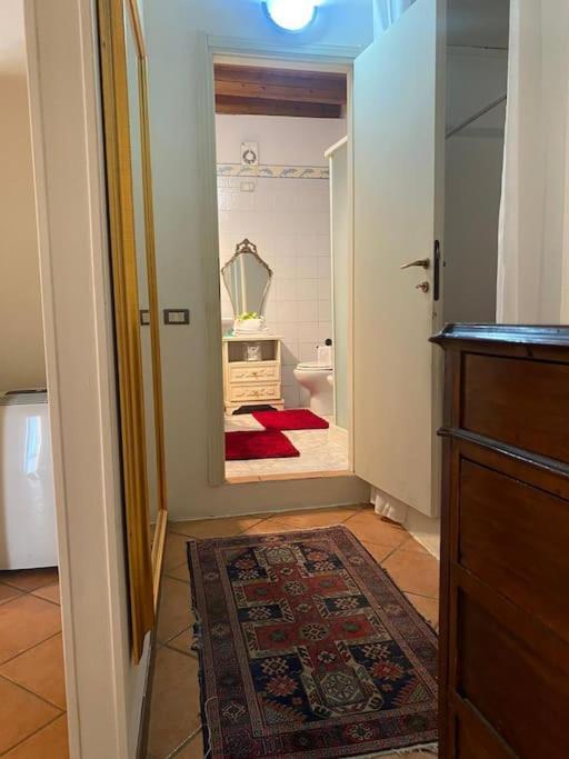La Casa Nel Borgo Lägenhet Angera Exteriör bild