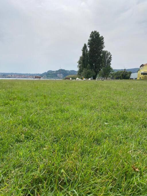 La Casa Nel Borgo Lägenhet Angera Exteriör bild